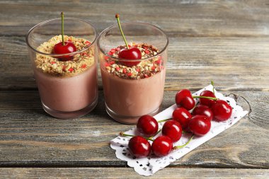 ahşap masa üstünde lezzetli vişneli tatlı