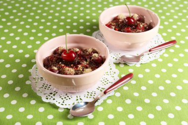 Tablo lezzetli vişneli tatlı