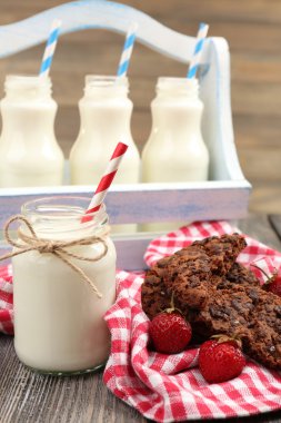 tablo üzerinde kağıt çöp şişe süt