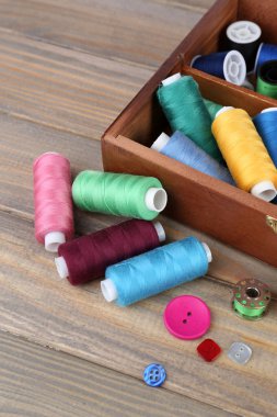 Ahşap kutusunda iğne işi için renkli konu yakın çekim