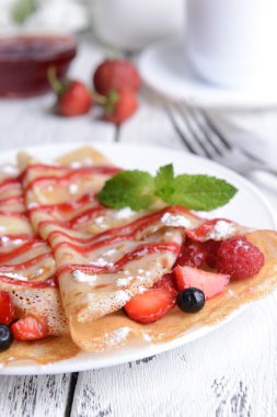 Tablo yakın çekim üzerinde meyveleri ile lezzetli gözleme