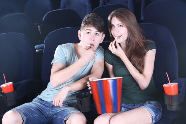 Çift izlerken film sinemada