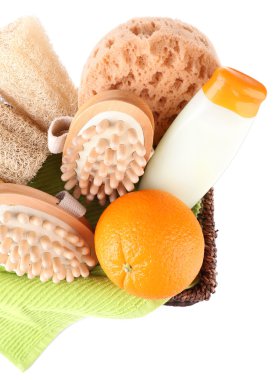 beyaz zemin üzerinde kahverengi dikdörtgen sepet içinde duş seti 