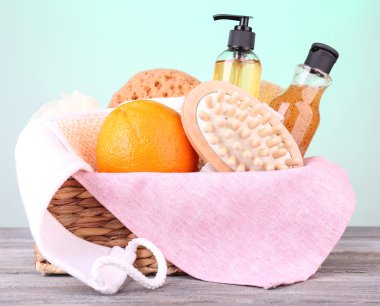 beyaz zemin üzerinde kahverengi dikdörtgen sepet içinde duş seti 