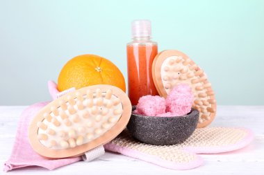 ahşap masa mavi zemin üzerine duş seti