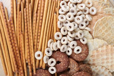 Kahvaltı ve bisküvi gri ahşap zemin üzerinde büyük bir yuvarlak kase kuru