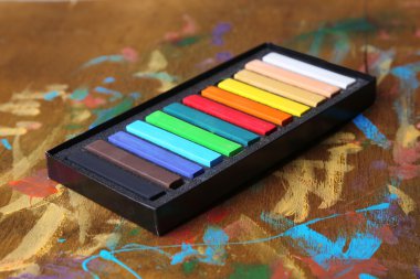 kutusunda ahşap arka plan üzerinde renkli tebeşir pastel