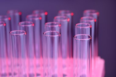 Boş test tüpleri koyu mavi zemin üzerine