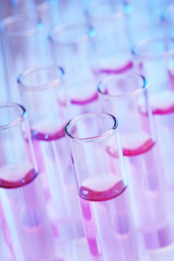 Lila sıvı closeup ile test tüpleri