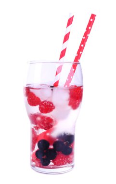Berry beyaz zemin üzerine izole kokteyl cam