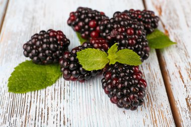 Gri ahşap arka planda böğürtlen