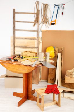 atölyede çalışan araçlar