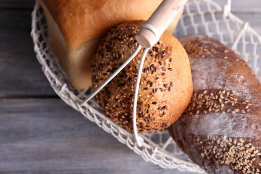 taze pişmiş ekmek sepeti ahşap zemin üzerinde