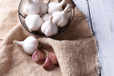 sepeti ahşap zemin üzerinde taze sarımsak