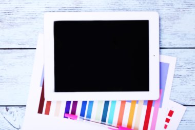 Tablet, kalem ve Kağıt ahşap zemin üzerinde