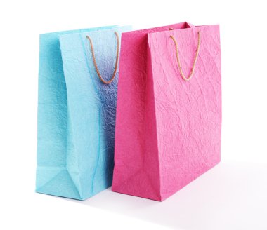 Kağıt alışveriş torbaları beyaz üzerine izole