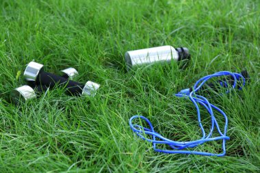 Dambıllar ve şişe yeşil çimen arka planda su