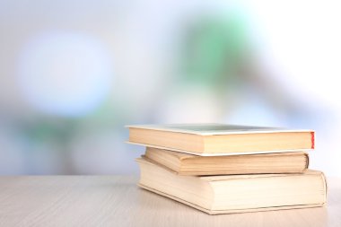 doğal zemin üzerine ahşap masa üzerine kitaplar