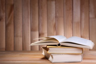 Ahşap ahşap duvar arka masada kitaplar