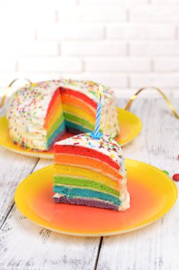 lezzetli gökkuşağı pasta masada açık renkli plaka üzerinde
