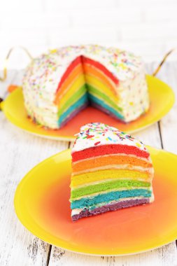 lezzetli gökkuşağı pasta masada açık renkli plaka üzerinde