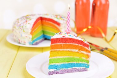 lezzetli gökkuşağı pasta plaka parlak zemin üzerine masada