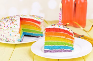 lezzetli gökkuşağı pasta plaka parlak zemin üzerine masada