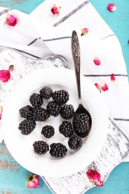 tatlı böğürtlen rengi ahşap zemin üzerinde plaka üzerinde