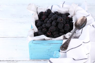 Ahşap kutusunda renk ahşap zemin üzerinde tatlı böğürtlen