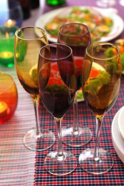 misafirler için bekleyen dishware ile büfe masa