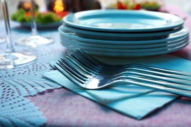 misafirler için bekleyen dishware ile büfe masa