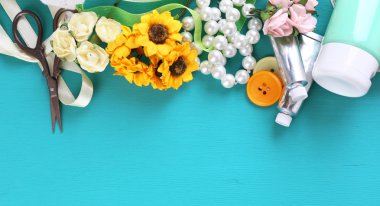 Scrapbooking craft malzemeleri renk ahşap zemin üzerinde