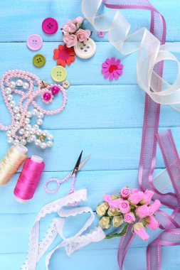 Scrapbooking craft malzemeleri renk ahşap zemin üzerinde