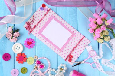 Scrapbooking craft malzemeleri renk ahşap zemin üzerinde
