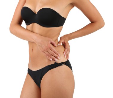 Zayıf vücutlu genç bir kadın.