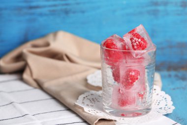 buz küpleri ile Ahududu rengi ahşap zemin üzerinde cam