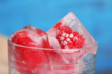 buz küpleri ile Ahududu rengi ahşap zemin üzerinde cam