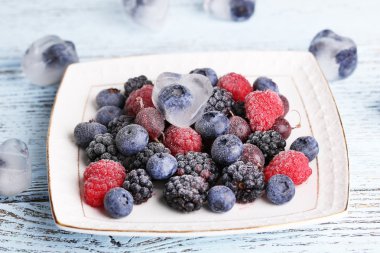 Dondurulmuş çilek rengi ahşap zemin üzerinde