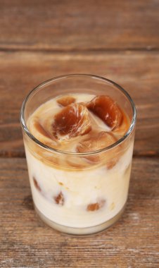 Ahşap arka planda buzlu kahve.