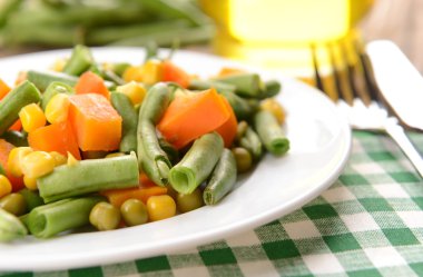 Salade de légumes délicieux sur la plaque en gros plan de table