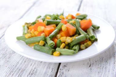 Salade de légumes délicieux sur la plaque en gros plan de table