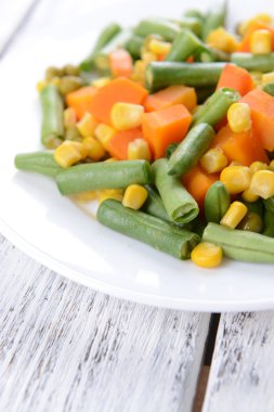 Salade de légumes délicieux sur la plaque en gros plan de table