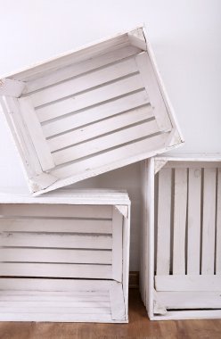 Oda boş tahta kasalarda