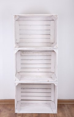 Oda boş tahta kasalarda