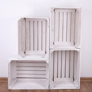 Oda boş tahta kasalarda