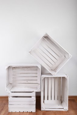 Oda boş tahta kasalarda