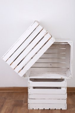 Oda boş tahta kasalarda