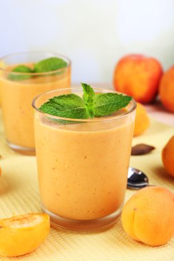 Gözlüklü tablo parlak zemin üzerine kayısı tatlısı