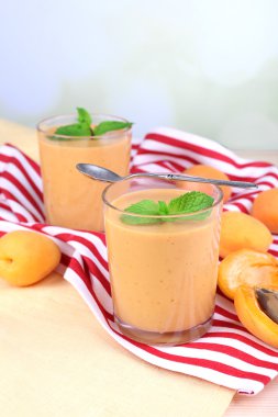 Gözlüklü tablo parlak zemin üzerine kayısı tatlısı