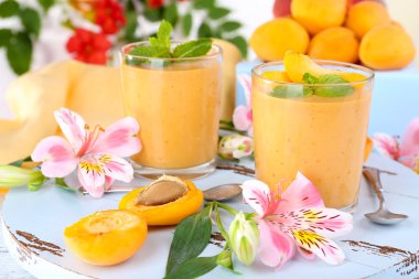 üzerinde tablo yakın çekim gözlük kayısı tatlısı